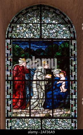 L'une des quatre vitraux conçus par Edward Burne-Jones et fabriqués par William Morris, Epiphany Chapel, Winchester Cathedral, Hampshire. Banque D'Images
