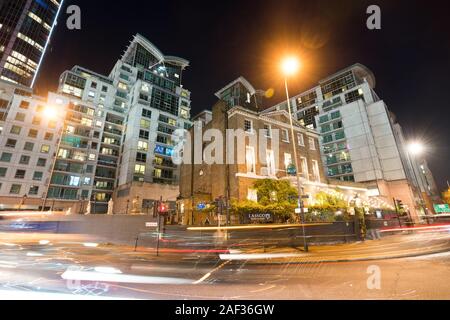 LASSCO Brunswick House, Wandsworth Road, Vauxhall avec St George Wharf en arrière-plan Banque D'Images