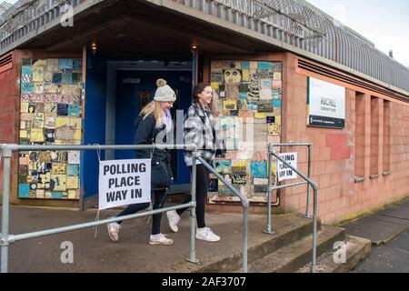 Ruchill, Glasgow, Scotland, UK - 12 décembre 2019 : élections britanniques - les jeunes électeurs de scrutin laissant à Ruchill Centre d'éducation communautaire après le vote dans la circonscription du nord de Glasgow, Ecosse Banque D'Images