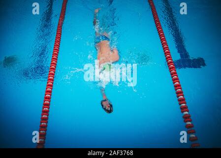 Nageur dans une formation pratique technique de nage dans la piscine Banque D'Images