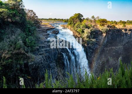 Victoria Falls, nommé par David Livingstone en 1855 après que la reine Victoria, la cascade est formée par le fleuve Zambèze et tomber dans un mètre de profondeur 100 ch Banque D'Images