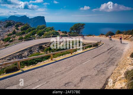 Les motards de la route sur la route sur les îles Baléares. Banque D'Images