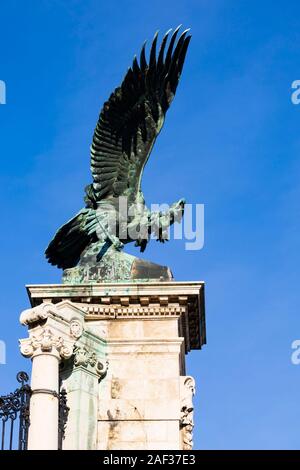 Grande statue d'oiseau de proie, mythologique Turul, sur la porte du château de Buda, l'hiver à Budapest, Hongrie. Décembre 2019 Banque D'Images