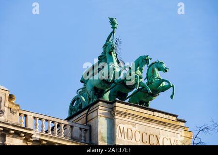 Sculpture en cuivre de char et des chevaux, Musée d'Ethnographie, Nepraji Muzeum, Lajos Kossuth square, l'hiver à Budapest, Hongrie. Décembre 2019 Banque D'Images