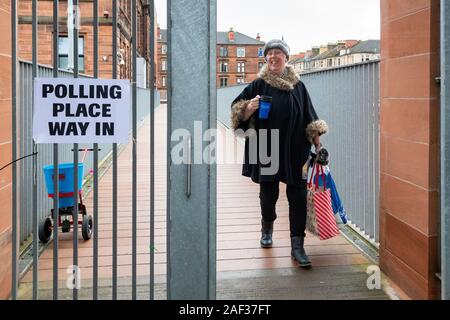 Glasgow, Scotland, UK - 12 décembre 2019 : Élections au Royaume-Uni : les électeurs à l'extérieur du lieu de scrutin à Notre Dame l'école primaire de la circonscription de Glasgow North Banque D'Images