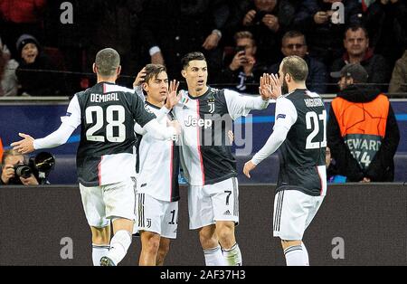 Jubilation Cristiano Ronaldo (Juve) a marqué son but 0 : 1 avec de gauche à droite Merih DEMIRAL (Juve), Paulo DYBALA (Juve), Cristiano Ronaldo (Juve), Gonzalo HIGUAIN (Juve), Football, Ligue des Champions Tour préliminaire, 6. ème journée du groupe D, Bayer 04 Leverkusen (LEV) - Juventus (Juve), 11/12/2019 à Leverkusen / Allemagne. Dans le monde d'utilisation | Banque D'Images