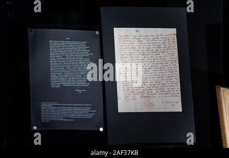 12 décembre 2019, en Rhénanie du Nord-Westphalie, Münster : Lors de l'aperçu de la Bible Museum de l'Université de Münster, une lettre manuscrite signée par Martin Luther en 1520 se bloque sur Lazarus Spengler. Après cinq ans et demi de la reconstruction, le Musée de la Bible s'ouvre à l'Université de Münster avec ses quelque 1500 pièces. L'une des plus importantes pièces de la collection est une Bible de Luther dédiée à l'réformateur de les derniers jours de sa vie. En outre, la langue ancienne 650 bibles de l 'Walter Remy' collection, considérée comme la plus grande entreprise privée Bible Banque D'Images