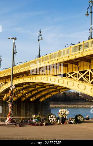 Culte à 27 touristes coréens qui sont morts quand leur bateau de croisière en collision et a coulé sous le pont Margaret, Budapest, Hongrie le 29 mai 2019 Banque D'Images