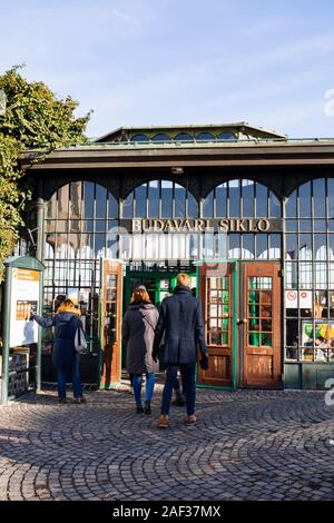 Attendre les touristes à bord du haut de la Budavari Siklo funiculaire, le château de Buda, l'hiver à Budapest, Hongrie. Décembre 2019 Banque D'Images