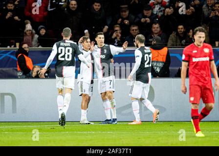 Jubilation Cristiano Ronaldo (Juve) a marqué son but 0 : 1, de gauche à droite Merih DEMIRAL (Juve), Paulo DYBALA (Juve), Cristiano Ronaldo (Juve), Gonzalo HIGUAIN (Juve), r. Julian BAUMGARTLINGER (LEV) déçu de la Ligue des Champions de football, premier tour, 6e journée du groupe D, Bayer 04 Leverkusen (LEV) - Juventus (Juve), 12/11/2019 à Leverkusen/Allemagne. Dans le monde d'utilisation | Banque D'Images