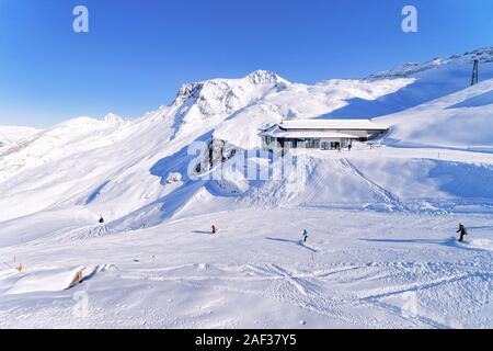 Les hommes skieurs et planchistes sur la station de téléphérique du glacier de Hintertux Banque D'Images