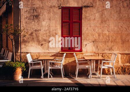 Maison de vacances d'été, photo. Des chaises sur la rue de la Méditerranée Banque D'Images