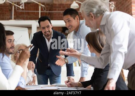 Multi-ethnic businesspeople sitting in office prix Banque D'Images