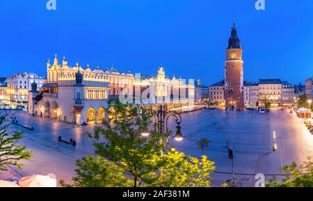 Panorama de l'antenne de la ville médiévale de place du marché et Halle aux draps et tour de l'Hôtel de ville dans la vieille ville de Cracovie, Pologne la nuit Banque D'Images