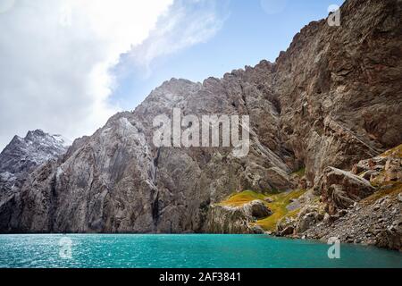 Magnifique paysage de montagne célèbre Lake Kel Suu est situé près de la frontière chinoise au Kirghizstan Banque D'Images