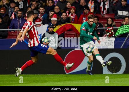 Felipe Augusto de Almeida de l'Atletico de Madrid et Grzegorz Krychowiak du FC Lokomotiv Moscou au cours de la Liga match entre l'Atletico de Madrid et FC Lokomotiv Moscou à Wanda Stade Metropolitano de Madrid, Espagne. (Score final : Atletico de Madrid 2 - 0 FC Lokomotiv Moscou) Banque D'Images