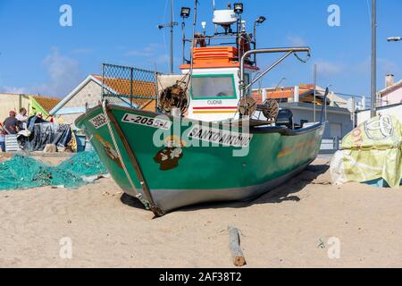 Vila Cha, plage et Fisjing flotte. Bateaux sortis de l'eau sur la plage, au-dessus de la marée haute pour la protection Banque D'Images