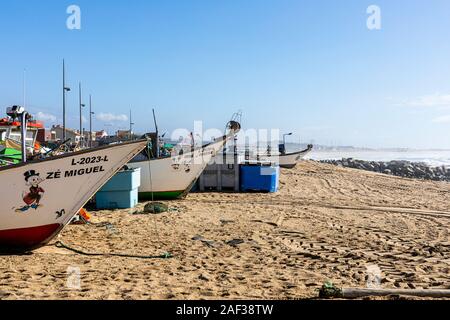 Vila Cha, plage et Fisjing flotte. Bateaux sortis de l'eau sur la plage, au-dessus de la marée haute pour la protection Banque D'Images