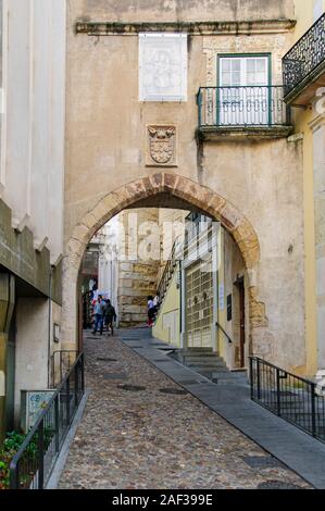 Arco de Almedina. La porte de l'ancienne ville fortifiée, Coimbra, Portugal Banque D'Images