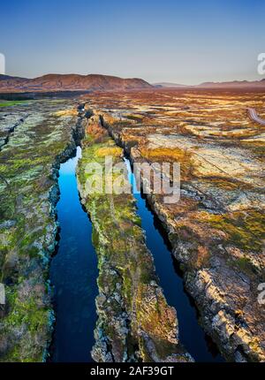 Contrôle visuel de la dorsale médio-atlantique, Almannagja, Site du patrimoine mondial de l'UNESCO, le Parc National de Thingvellir. Banque D'Images