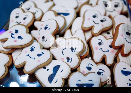 De nombreux cookies différents dans la forme de dents reposent dans une plaque rectangulaire . Banque D'Images