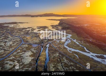 Contrôle visuel de la dorsale médio-atlantique, Almannagja, Site du patrimoine mondial de l'UNESCO, le Parc National de Thingvellir. Banque D'Images