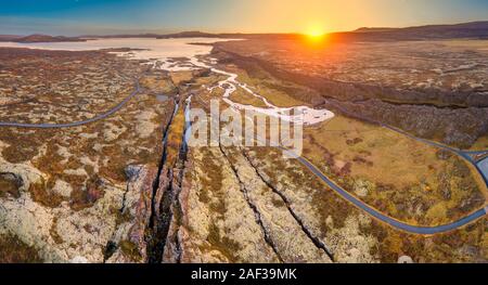 Contrôle visuel de la dorsale médio-atlantique, Almannagja, Site du patrimoine mondial de l'UNESCO, le Parc National de Thingvellir. Banque D'Images