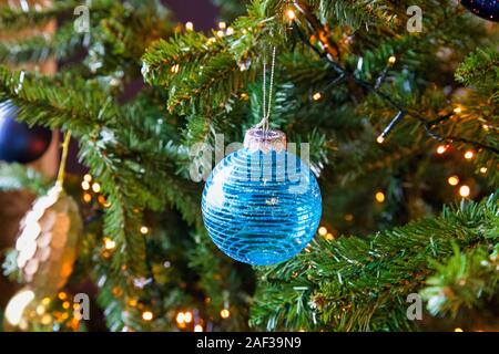 Boule de Noël en verre bleu pâle Banque D'Images