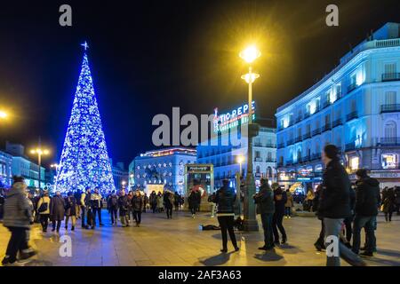 Un grand, bleu, arbre Noël conique à Puerta del Sol dans le centre de Madrid, Espagne. Banque D'Images