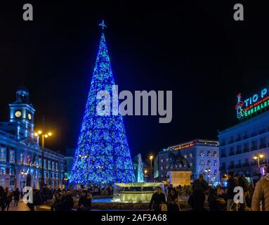 Un grand, bleu, arbre Noël conique à Puerta del Sol dans le centre de Madrid, Espagne. Banque D'Images