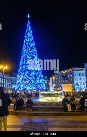 Un grand, bleu, arbre Noël conique à Puerta del Sol dans le centre de Madrid, Espagne. Banque D'Images