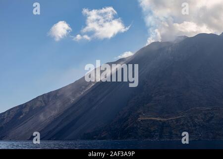 Émettant de la fumée de gris stromboli cratère et les fumerolles de flanc sur Banque D'Images