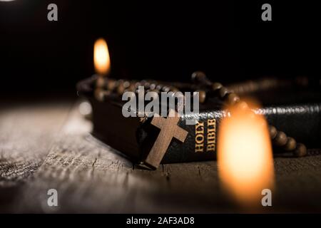 Old Holy Bible, Chapelet et bougie sur fond de bois Banque D'Images