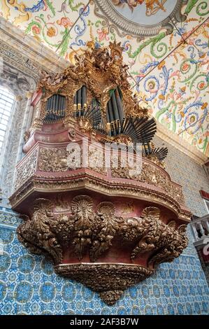 Orgue à tuyaux à l'intérieur de la Capela de São Miguel (chapelle Saint Michael's) de l'Université de Coimbra, Portugal Banque D'Images