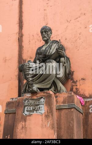 Salvador, Brésil - Circa 2019 Septembre : Statue d'Hippocrate à l'ancien bâtiment de l'École de médecine de Bahia Banque D'Images