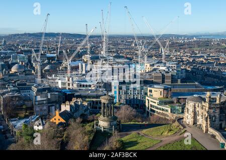 Vue aérienne de grues à tour à St James Centre site réaménagement avec Dugald Stewart Monument situé en premier plan de Calton Hill, Édimbourg, Écosse, Royaume-Uni Banque D'Images