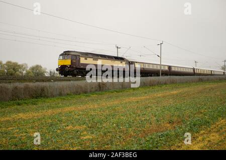 Chemins de fer de la côte ouest 5757601 Classe 'Château de Windsor' tire le Northern Belle de Crewe à London Euston, novembre 2019, Northamptonshire, Angleterre Banque D'Images