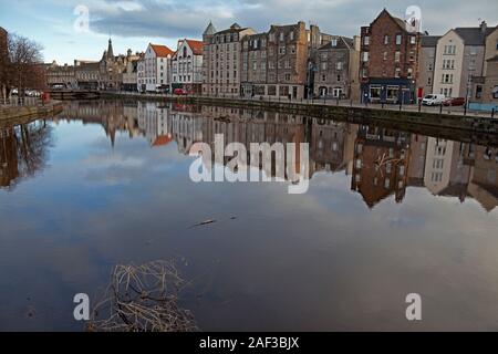 Leith, Édimbourg, Écosse, Royaume-Uni. 12 décembre 2019. 5 semaines et 6 jours après le bien SOSLeith # a assisté à la réunion publique, depuis longtemps l'assainissement des eaux de Leith Basin 1 a enfin commencé. Le nettoyage d'une nouvelle stratégie de lutte contre l'accumulation de débris dans l'eau des bassins de Leith au bord a commencé avec un commun accord par le Conseil, Forthports & eau de Leith Conservation Trust. Banque D'Images