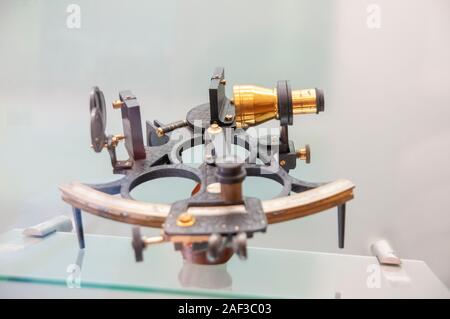 Sextant sur l'affichage dans l'ancien laboratoire de chimie (maintenant un musée) à l'université de Coimbra, Coimbra, Portugal Banque D'Images