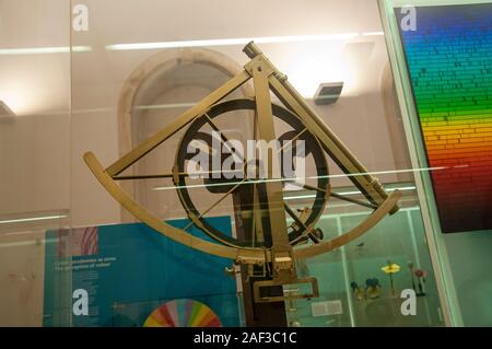 Sextant sur l'affichage dans l'ancien laboratoire de chimie (maintenant un musée) à l'université de Coimbra, Coimbra, Portugal Banque D'Images