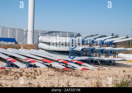 Les aubes de turbine éolienne géante prêt pour l'expédition et l'installation à RiaBlades (senvion) site de l'usine, Soza, Portugal. Banque D'Images