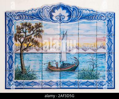 Carreaux peints traditionnels portugais (azulejos) représentant un voilier la récolte d'algues dans la lagune d'Aveiro, Portugal Banque D'Images