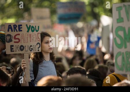 Grève des jeunes Écossais pour le climat, au cours d'une journée mondiale d'action, prend sa journée et les établissements scolaires pour protester contre l'inaction du gouvernement sur la crise climatique, à Édimbourg, Écosse, 20 septembre 2019. Les jeunes ont fait leur chemin dans les prés de la ville, le long de l'historique Royal Mile au parlement écossais. Banque D'Images