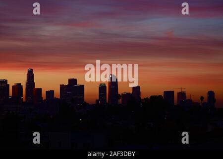 Los Angeles, Californie, USA. Dec 12, 2019. 12 décembre 2019, Los Angeles, Californie, USA : l'horizon de Los Angeles le potentiel hydrique est ancrée par le Wilshire Grand Centre, accueil de Korean Air. Photo : David Swanson/ZUMA/Alamy Fil Live News Banque D'Images