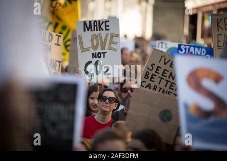 Grève des jeunes Écossais pour le climat, au cours d'une journée mondiale d'action, prend sa journée et les établissements scolaires pour protester contre l'inaction du gouvernement sur la crise climatique, à Édimbourg, Écosse, 20 septembre 2019. Les jeunes ont fait leur chemin dans les prés de la ville, le long de l'historique Royal Mile au parlement écossais. Banque D'Images