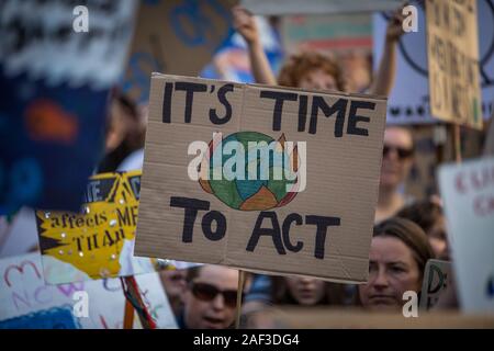 Grève des jeunes Écossais pour le climat, au cours d'une journée mondiale d'action, prend sa journée et les établissements scolaires pour protester contre l'inaction du gouvernement sur la crise climatique, à Édimbourg, Écosse, 20 septembre 2019. Les jeunes ont fait leur chemin dans les prés de la ville, le long de l'historique Royal Mile au parlement écossais. Banque D'Images