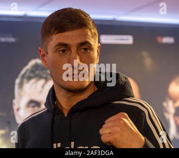 Brentwood Essex UK, le 12 Déc 2019 Boxe : MTK conférence de presse avant le GoldenContract-lourds quart-de-finale à Brentwood, Essex, le samedi. que huit des meilleurs mi-lourds stars du monde entier concourent à la Brentwood Centre, en direct sur Sky Sports en association avec Matchroom la boxe et sur ESPN + illustré Ancien champion britannique Osée 'Le Chien' Burton Ian Crédit DavidsonAlamy Live News Banque D'Images