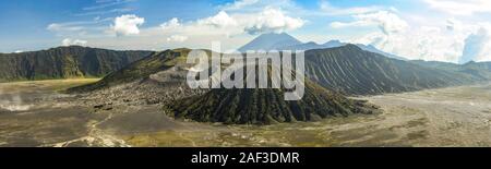 Vue de dessus, une superbe vue panoramique du Mont Batok et le Mont Bromo allumé au coucher du soleil. Le Mont Bromo est un volcan actif dans l'Est de Java, Banque D'Images