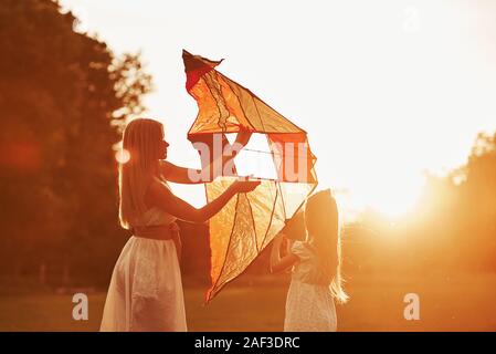 Préparez-vous. Mère et fille s'amuser avec le kite dans le domaine. La belle nature Banque D'Images