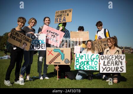 Grève des jeunes Écossais pour le climat, au cours d'une journée mondiale d'action, prend sa journée et les établissements scolaires pour protester contre l'inaction du gouvernement sur la crise climatique, à Édimbourg, Écosse, 20 septembre 2019. Les jeunes ont fait leur chemin dans les prés de la ville, le long de l'historique Royal Mile au parlement écossais. Banque D'Images